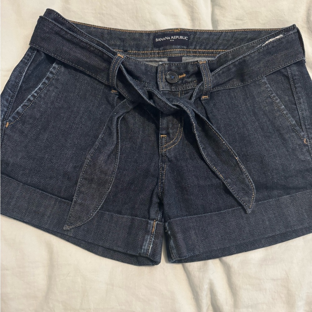 Banana repulsed denim shorts with belt!